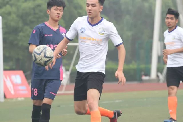 尼克·杨：湖人阵容偏白，凯斯勒防守压力巨大，难以匹敌76人
